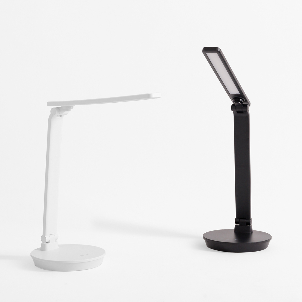 Bílá stolní LED lampa s kulatou základnou