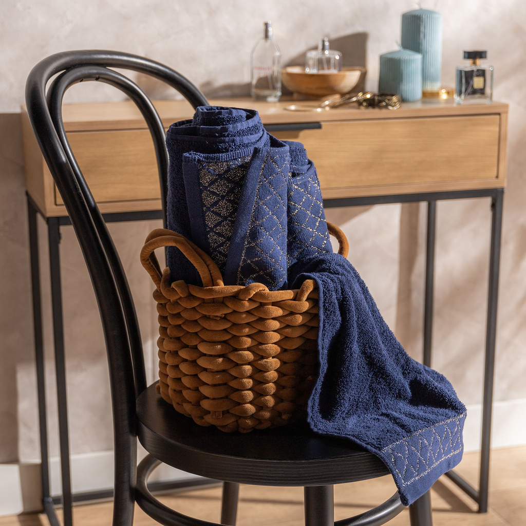 Tmavě modrý bavlněný ručník LAYLA 50x90 cm