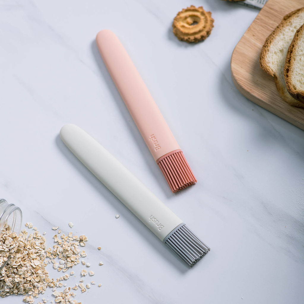 Šedý silikonový kuchyňský štětec