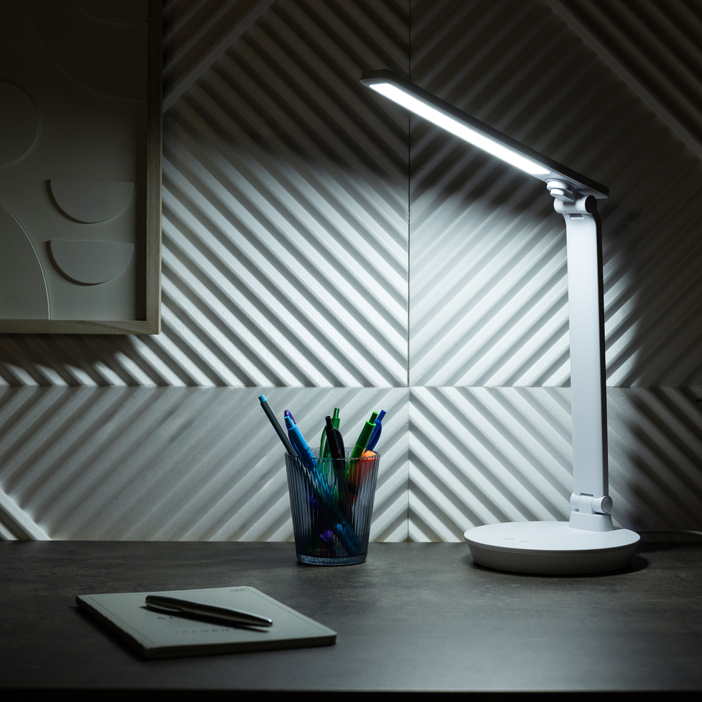 Bílá stolní LED lampa s kulatou základnou