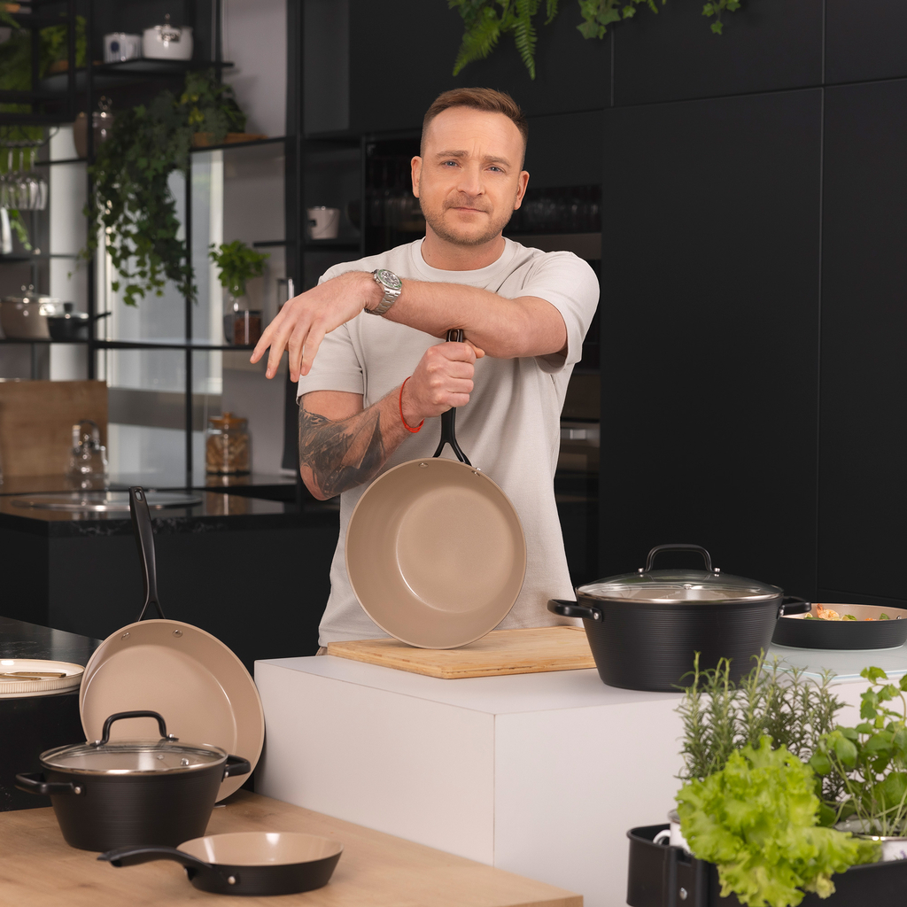 Hliníkový hrnec s poklicí CARINA BLACK 3,3 l