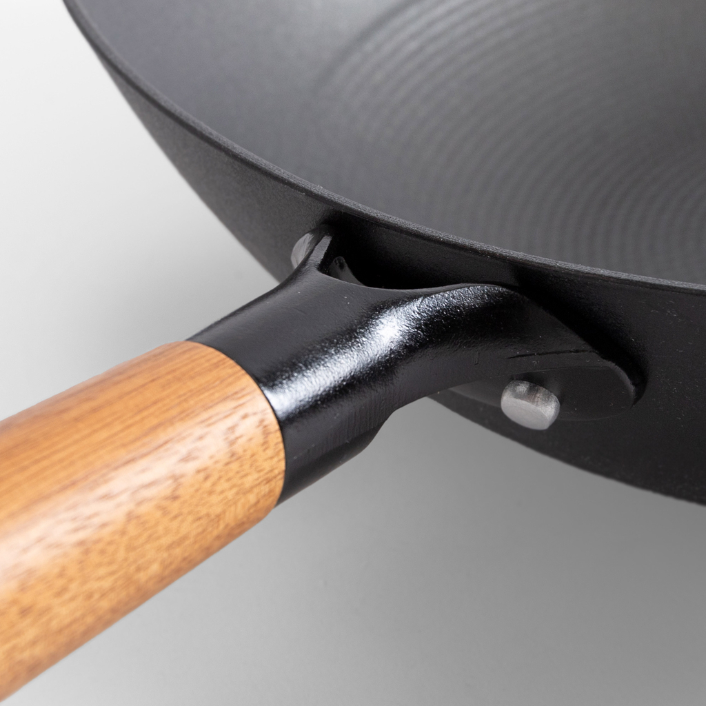 Černá litinová pánev wok FERRO 30 cm