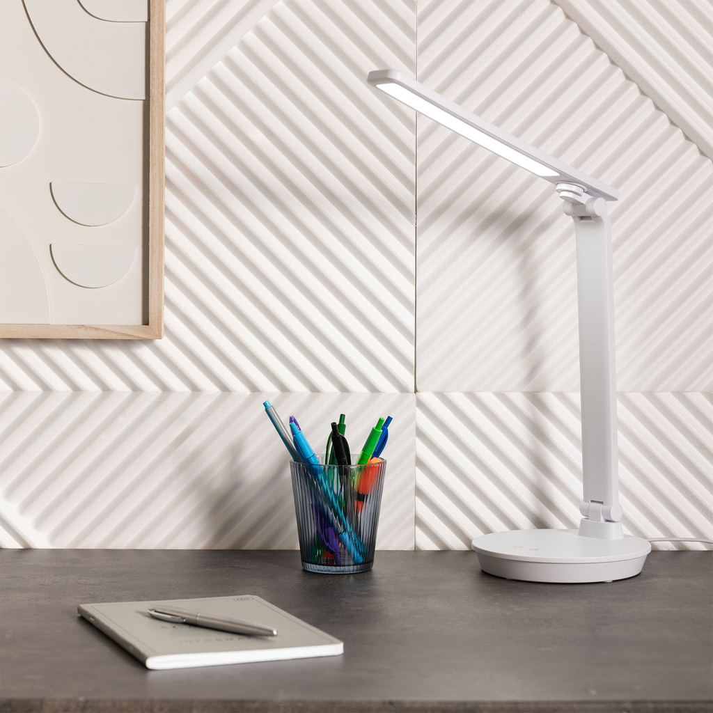 Bílá stolní LED lampa s kulatou základnou