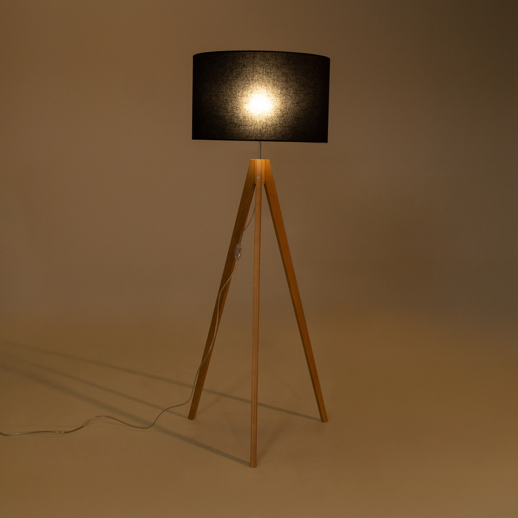 Černá lampa na dřevěné trojnožce TREVISO