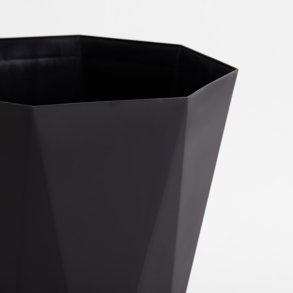 Černý geometrický odpadkový koš 28 cm