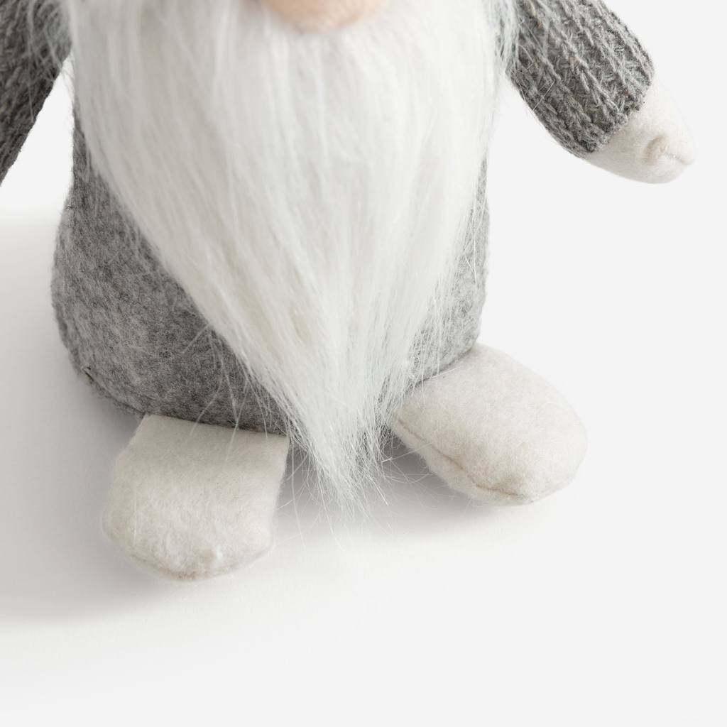 Dekorace skřítek v šedé čepici 25 cm