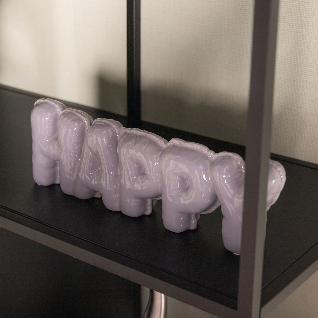 Šedá dekorace s nápisem HAPPY