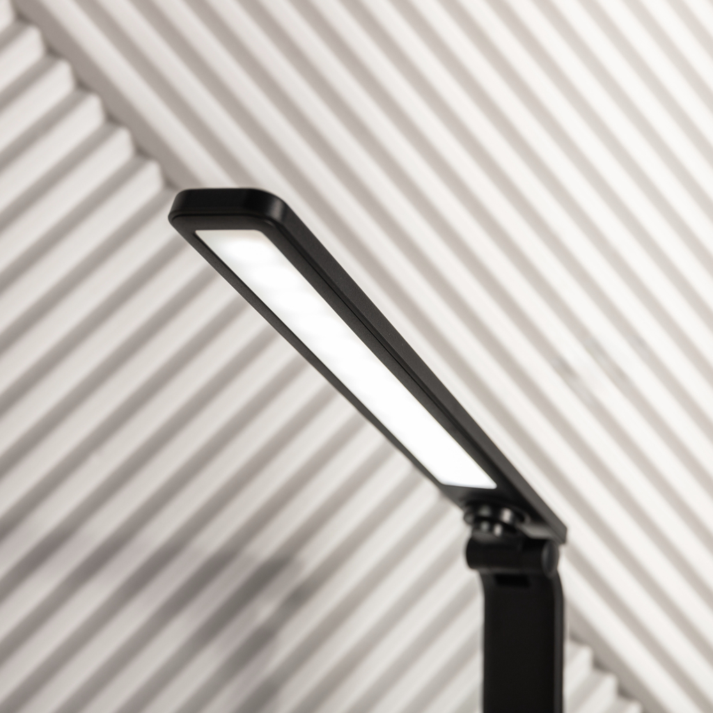 Černá stolní LED lampa s kulatou základnou