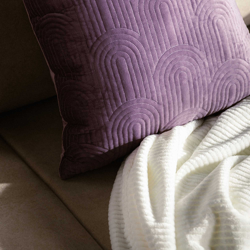 Geometrický fialový velurový povlak na polštář JONES 45x45 cm