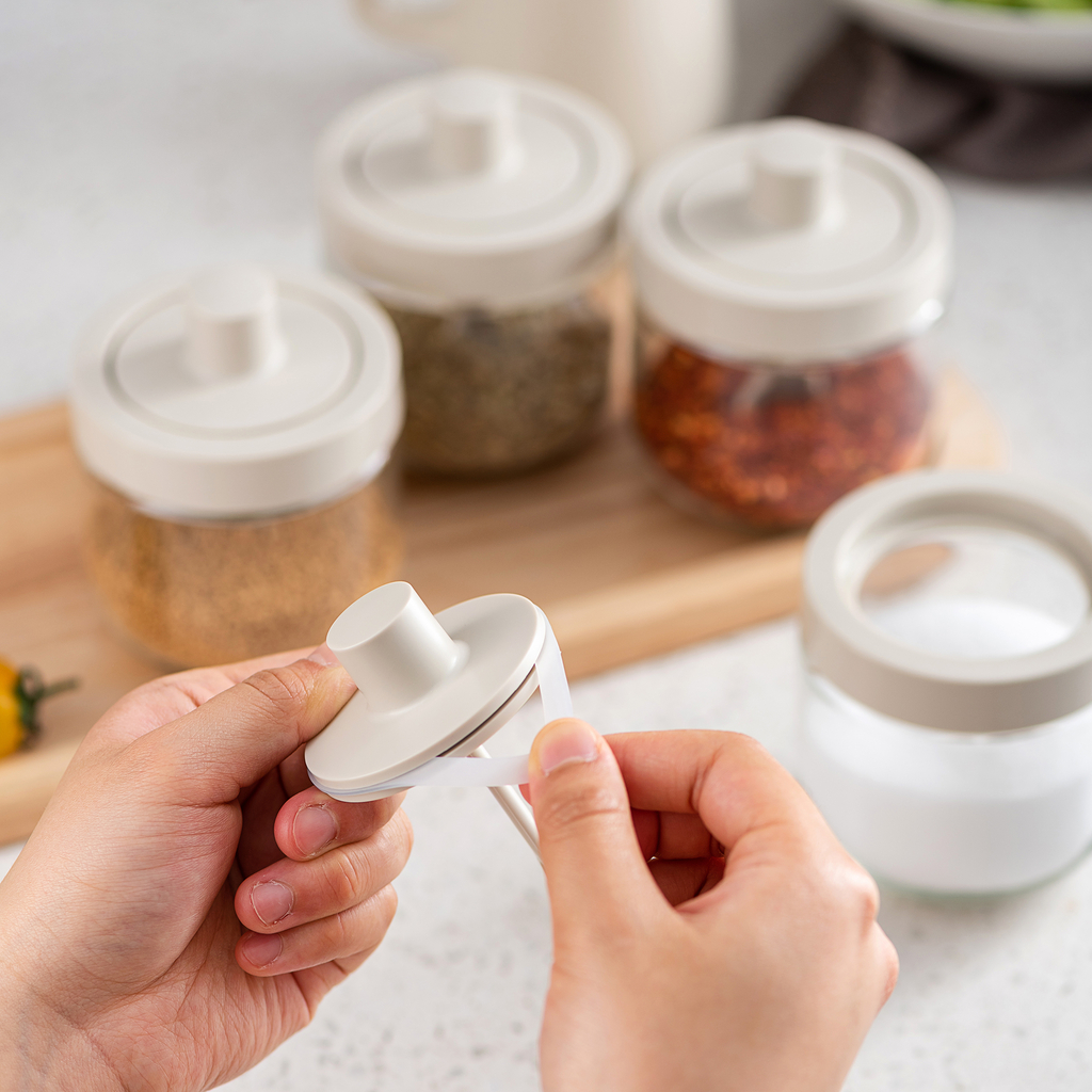 Skleněná dóza na koření s lžičkou o objemu 300 ml světle šedá