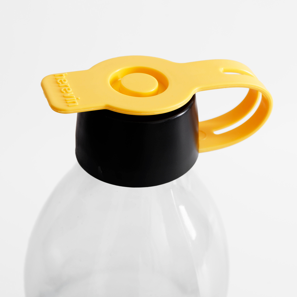 Láhev se zátkou a nápisem LEMONADE 1 l