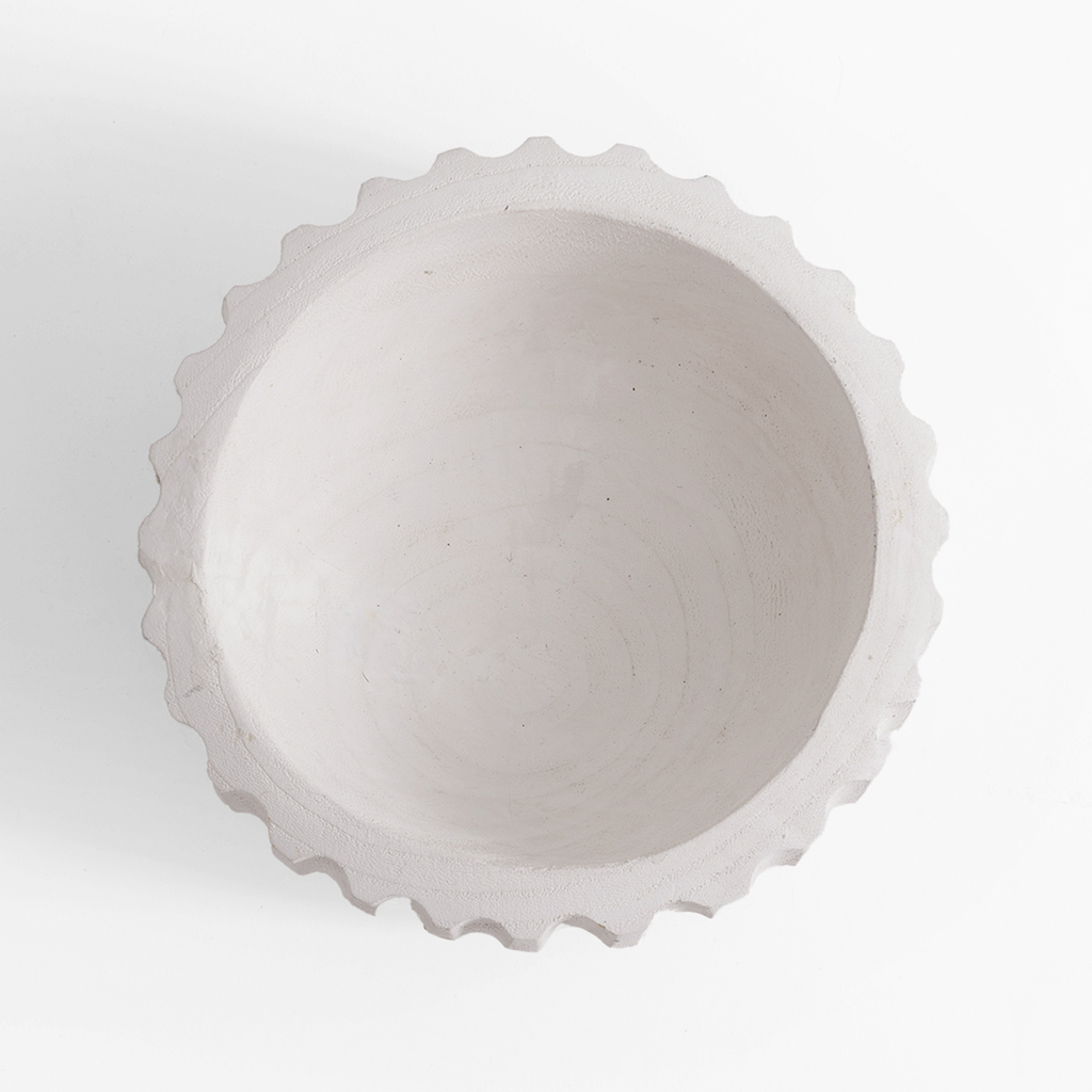 Bílý drážkovaný dekorativní talíř 20 cm
