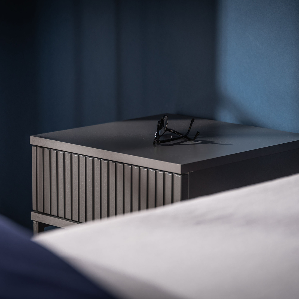 Antracitový noční stolek se zásuvkou NOTTE