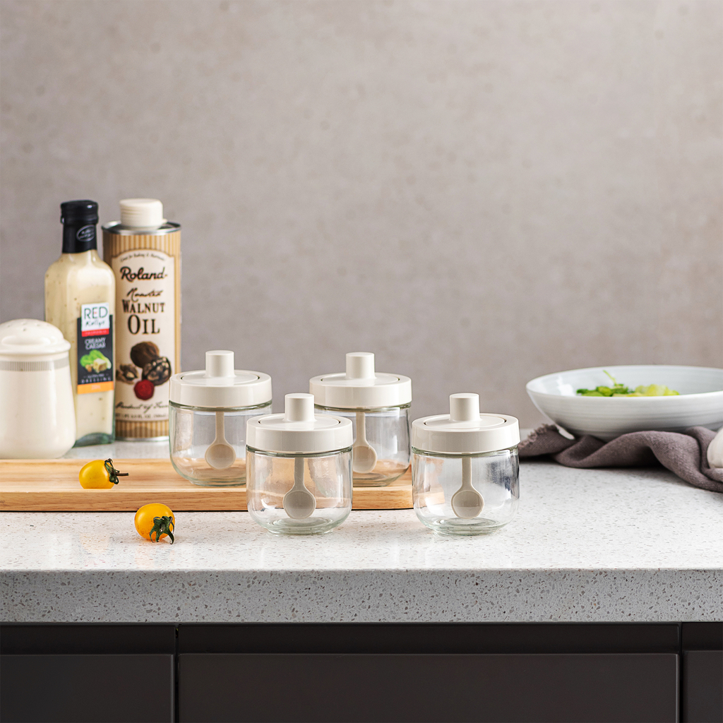 Skleněná dóza na koření s lžičkou o objemu 300 ml světle šedá