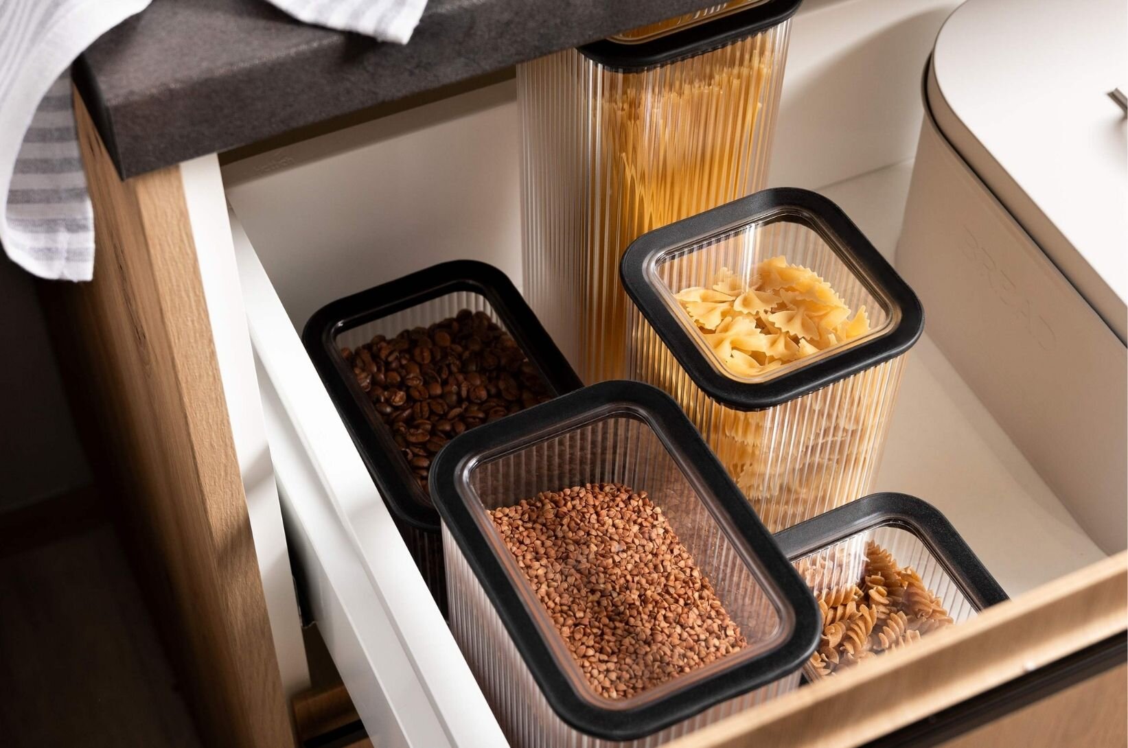 Nádoby na potraviny v kuchyňských skříňkách. 