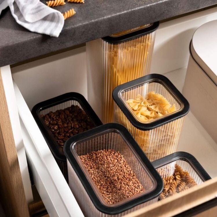 Nádoby na potraviny v kuchyňských skříňkách. 