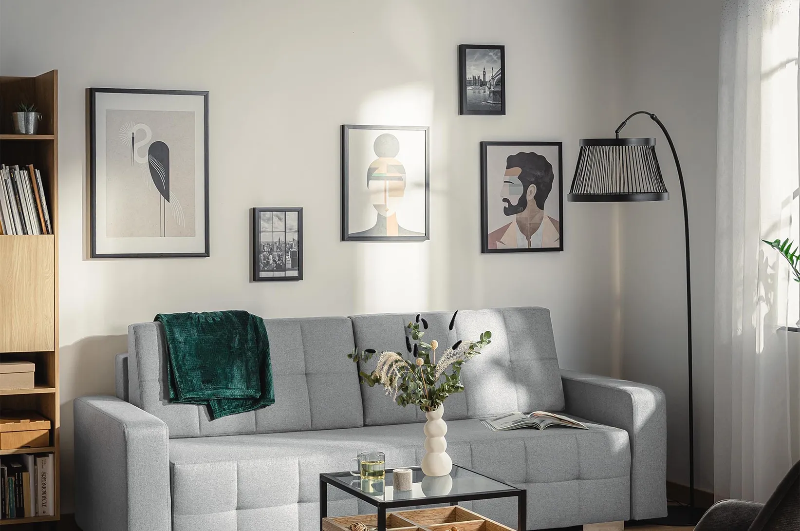 Fotografie na zdi – jak vytvořit soudržnou a estetickou galerii v obývacím pokoji nebo ložnici?