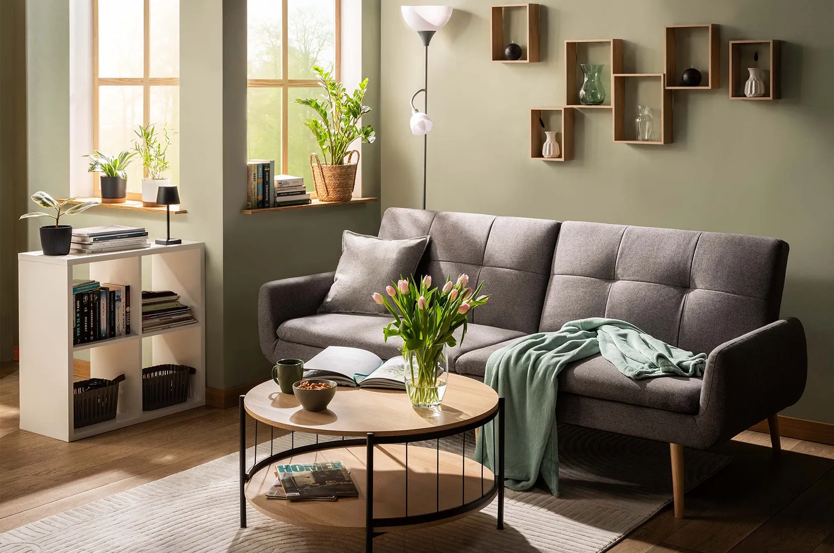 Jak uspořádat domácí knihovnu? Praktické triky pro skladování knih v každém interiéru