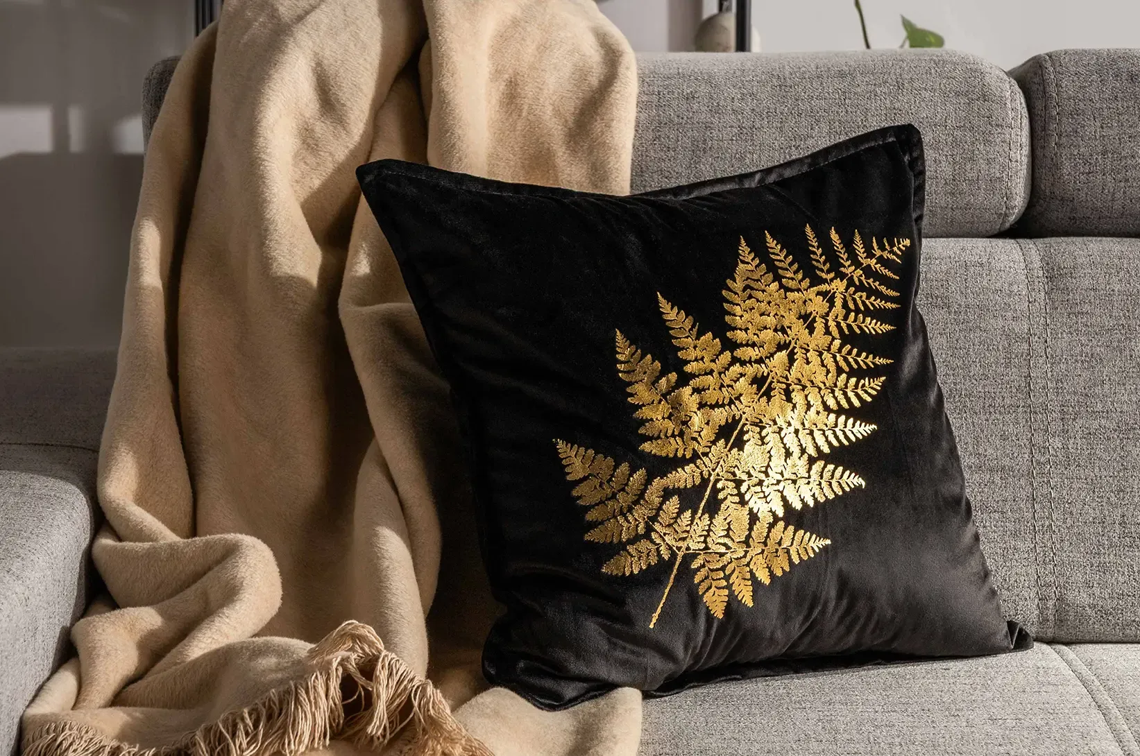 Deky, polštáře a koberce – měkké doplňky, které v podzimních a zimních měsících zahřejí váš domov