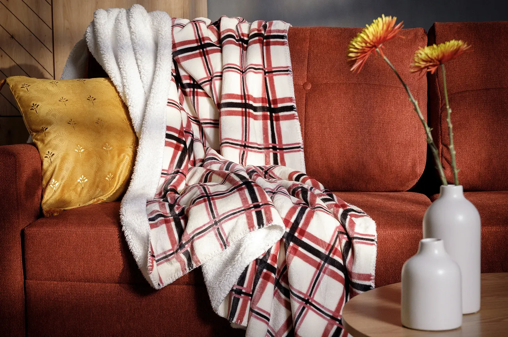 Deky, polštáře a koberce – měkké doplňky, které v podzimních a zimních měsících zahřejí váš domov
