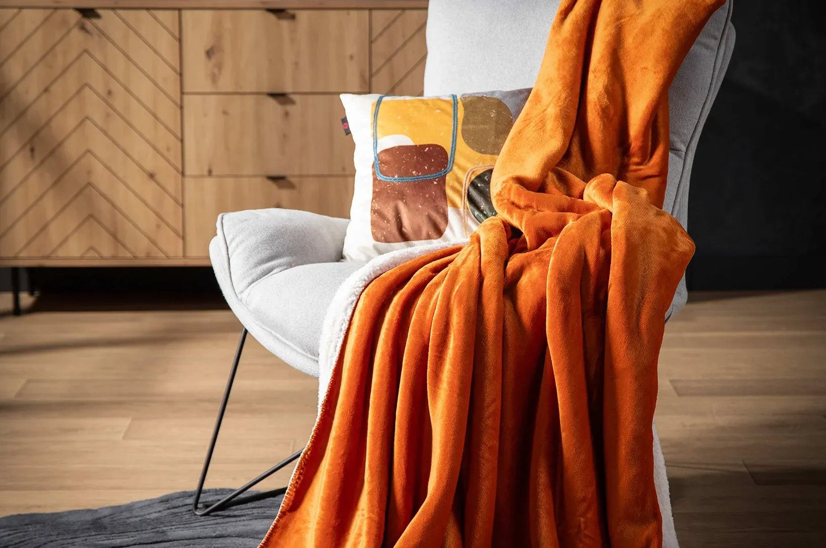 Deky, polštáře a koberce – měkké doplňky, které v podzimních a zimních měsících zahřejí váš domov