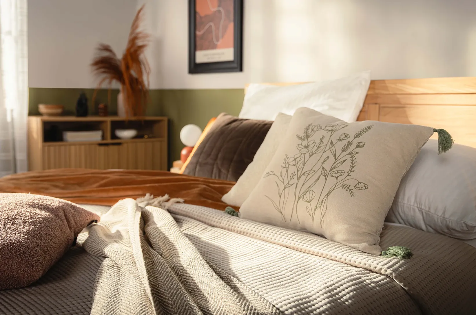 Deky, polštáře a koberce – měkké doplňky, které v podzimních a zimních měsících zahřejí váš domov