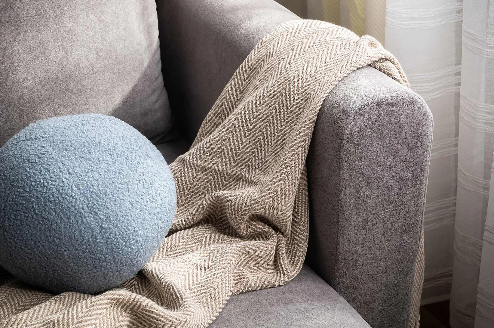 Deky, polštáře a koberce – měkké doplňky, které v podzimních a zimních měsících zahřejí váš domov