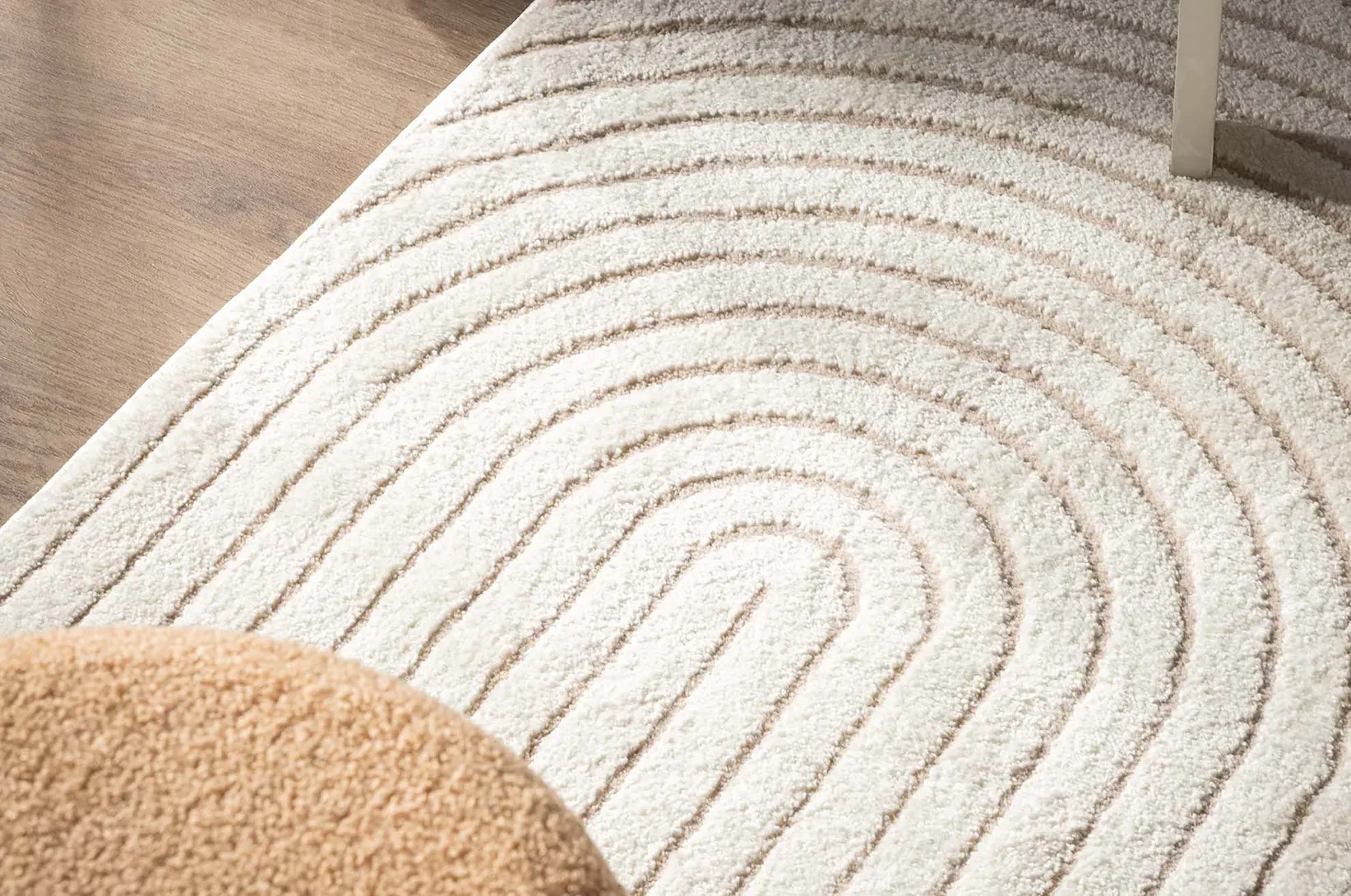 Deky, polštáře a koberce – měkké doplňky, které v podzimních a zimních měsících zahřejí váš domov