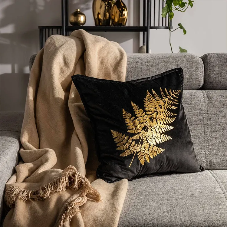 Deky, polštáře a koberce – měkké doplňky, které v podzimních a zimních měsících zahřejí váš domov