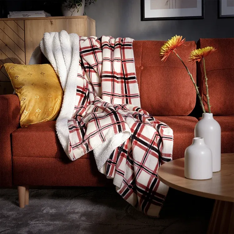 Deky, polštáře a koberce – měkké doplňky, které v podzimních a zimních měsících zahřejí váš domov