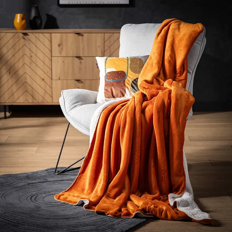 Deky, polštáře a koberce – měkké doplňky, které v podzimních a zimních měsících zahřejí váš domov