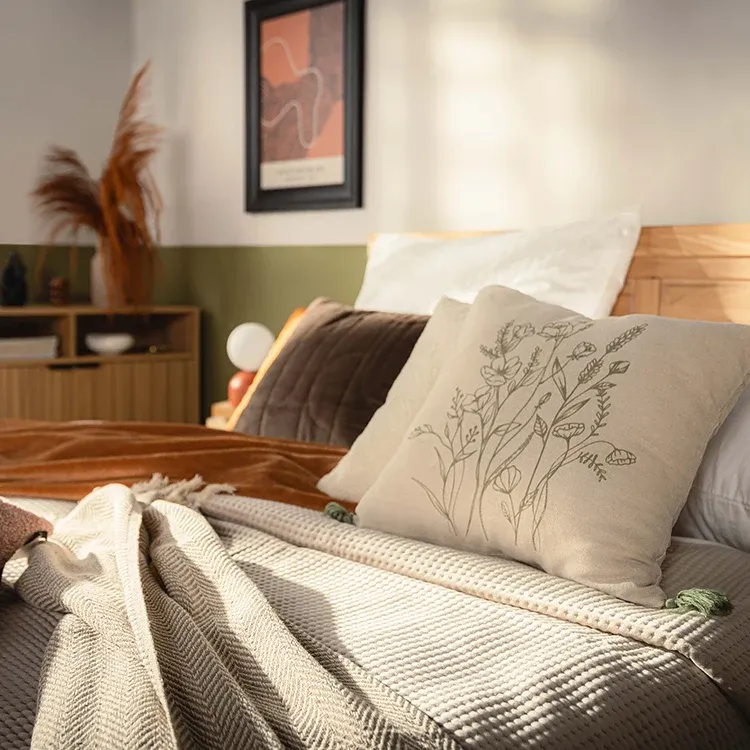 Deky, polštáře a koberce – měkké doplňky, které v podzimních a zimních měsících zahřejí váš domov