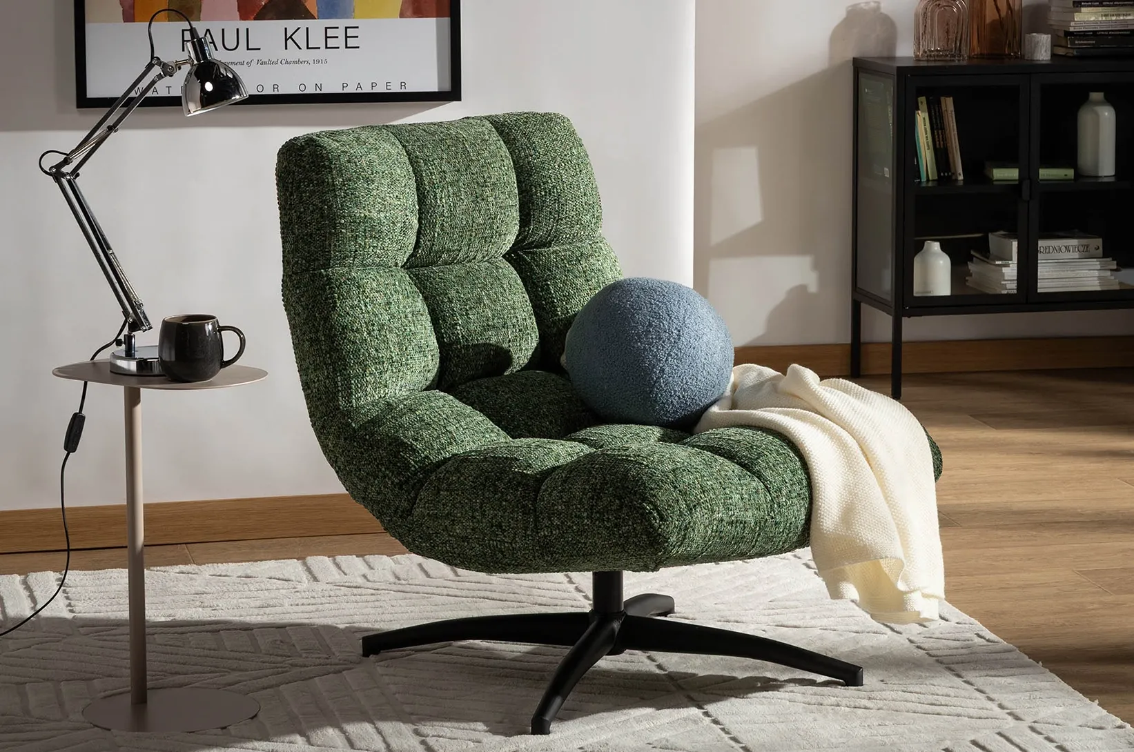 Zelené křeslo ideální ke čtení. 