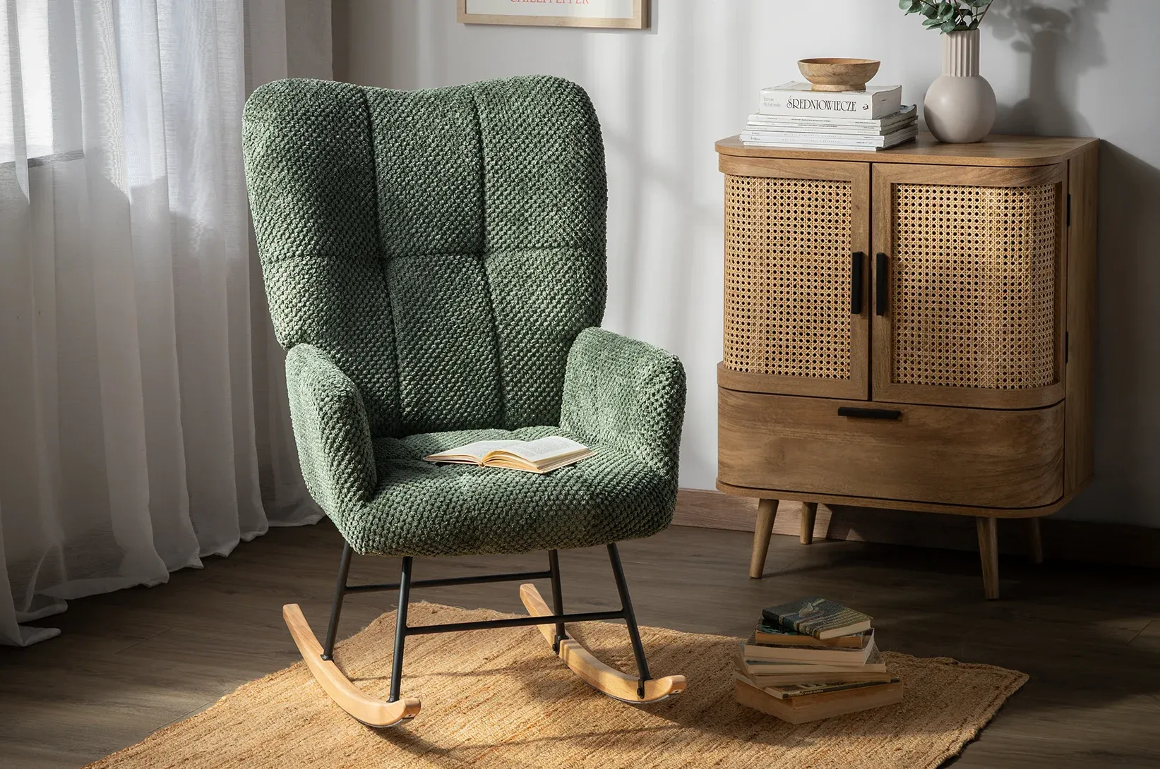 Zelené křeslo ve stylu boho.