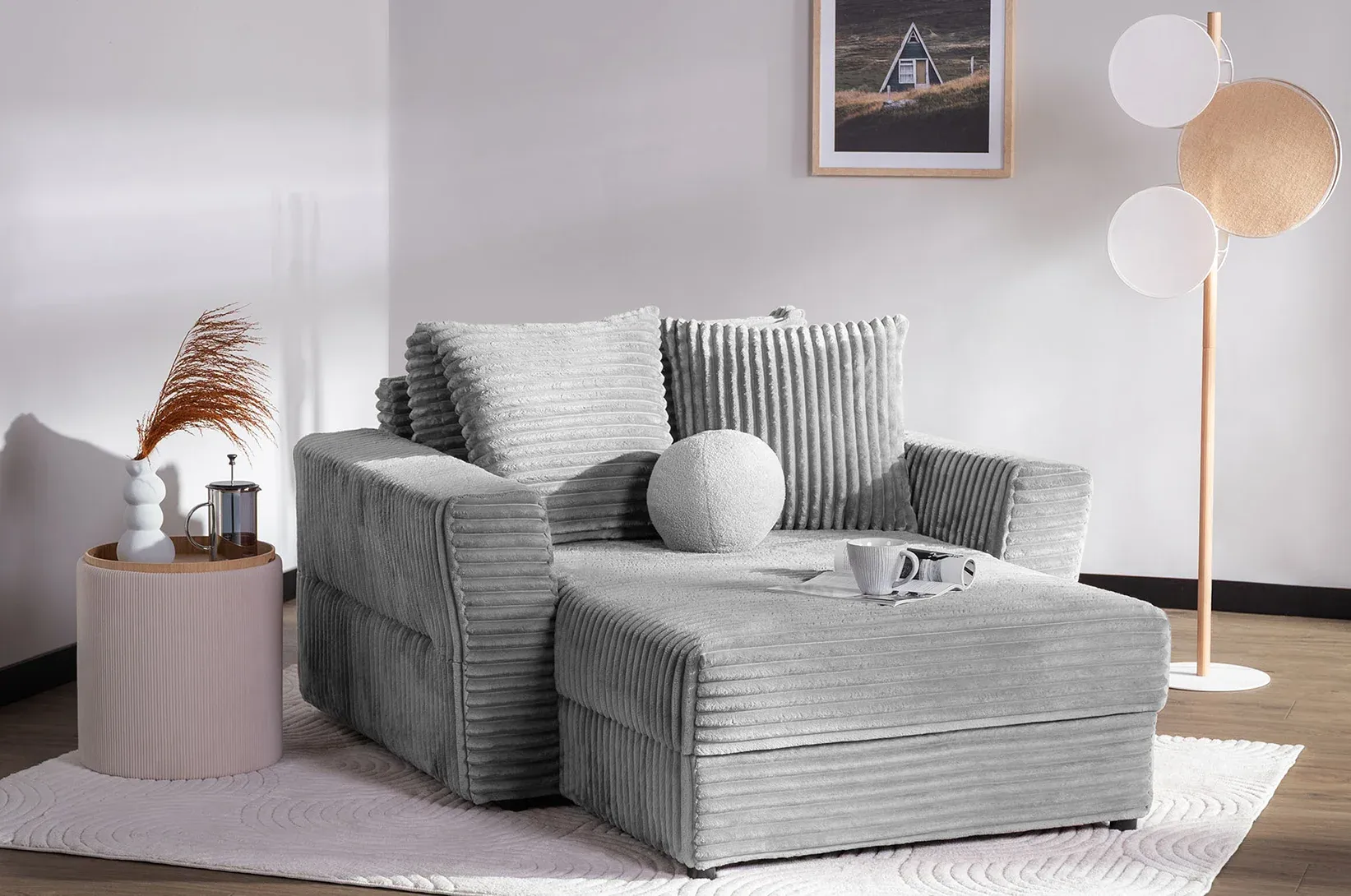 Corduránové křeslo s kulatou lampou v obývacím pokoji. 