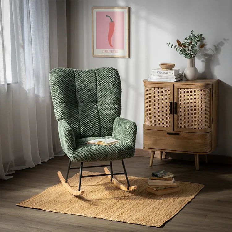 Zelené křeslo ve stylu boho.