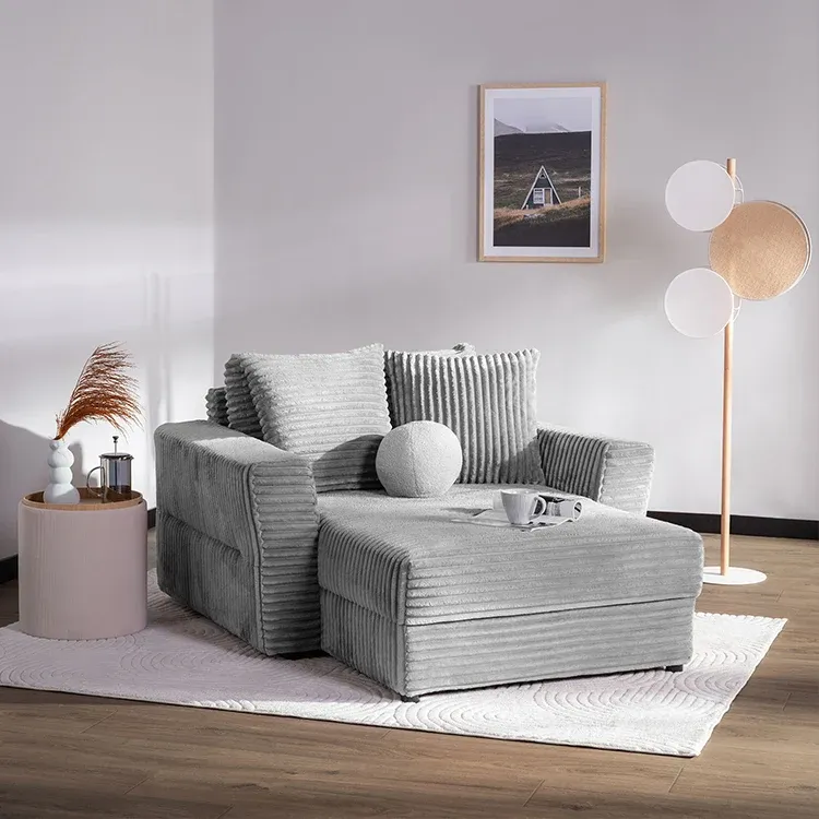 Corduránové křeslo s kulatou lampou v obývacím pokoji. 