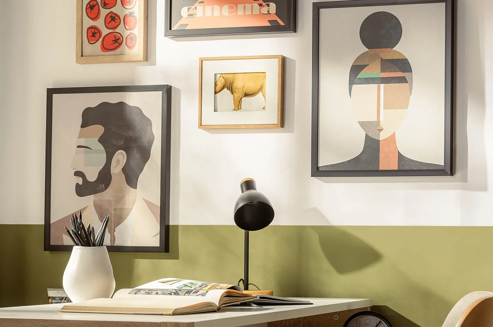 Přiblížení obrazů u stolu. 