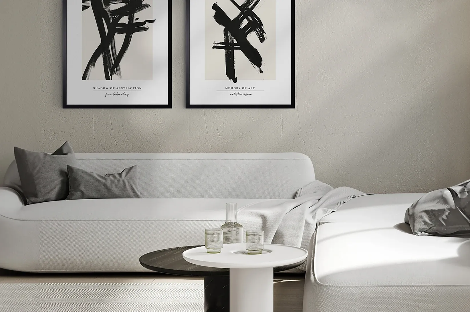 Obývací pokoj s velkou pohovkou a abstraktními obrazy na stěně. 