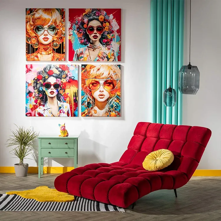 Obývací pokoj ve stylu Gallery Art s červeným lehátkem a mátovou komodou.