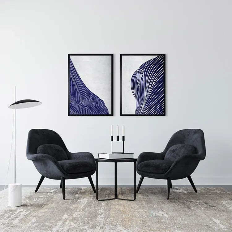 Zóna pro relaxaci a čtení: dvě křesla, konferenční stolek a stojací lampa.