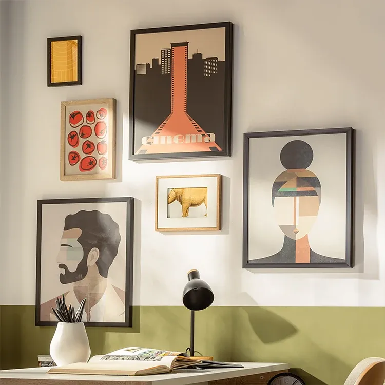 Přiblížení obrazů u stolu. 