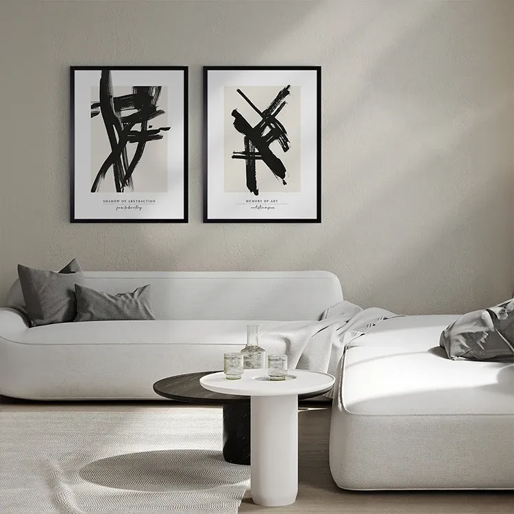 Obývací pokoj s velkou pohovkou a abstraktními obrazy na stěně. 