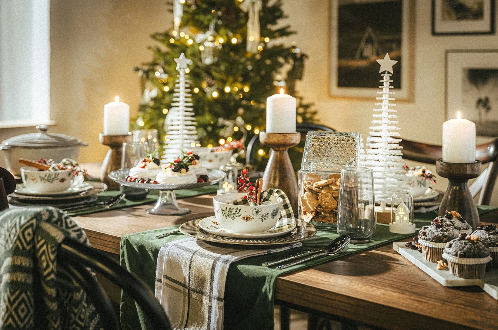 Stůl plný vánočních dekorací. 
