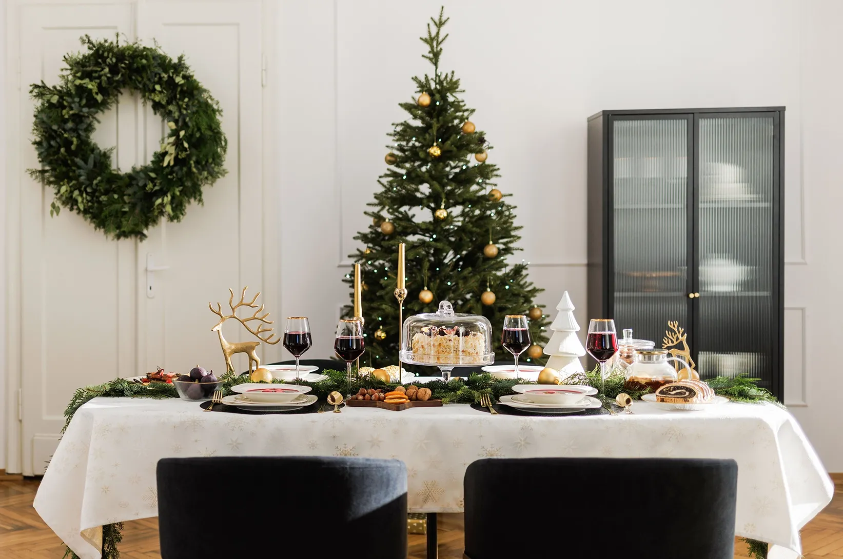 Salon vyzdobený na Vánoce. 