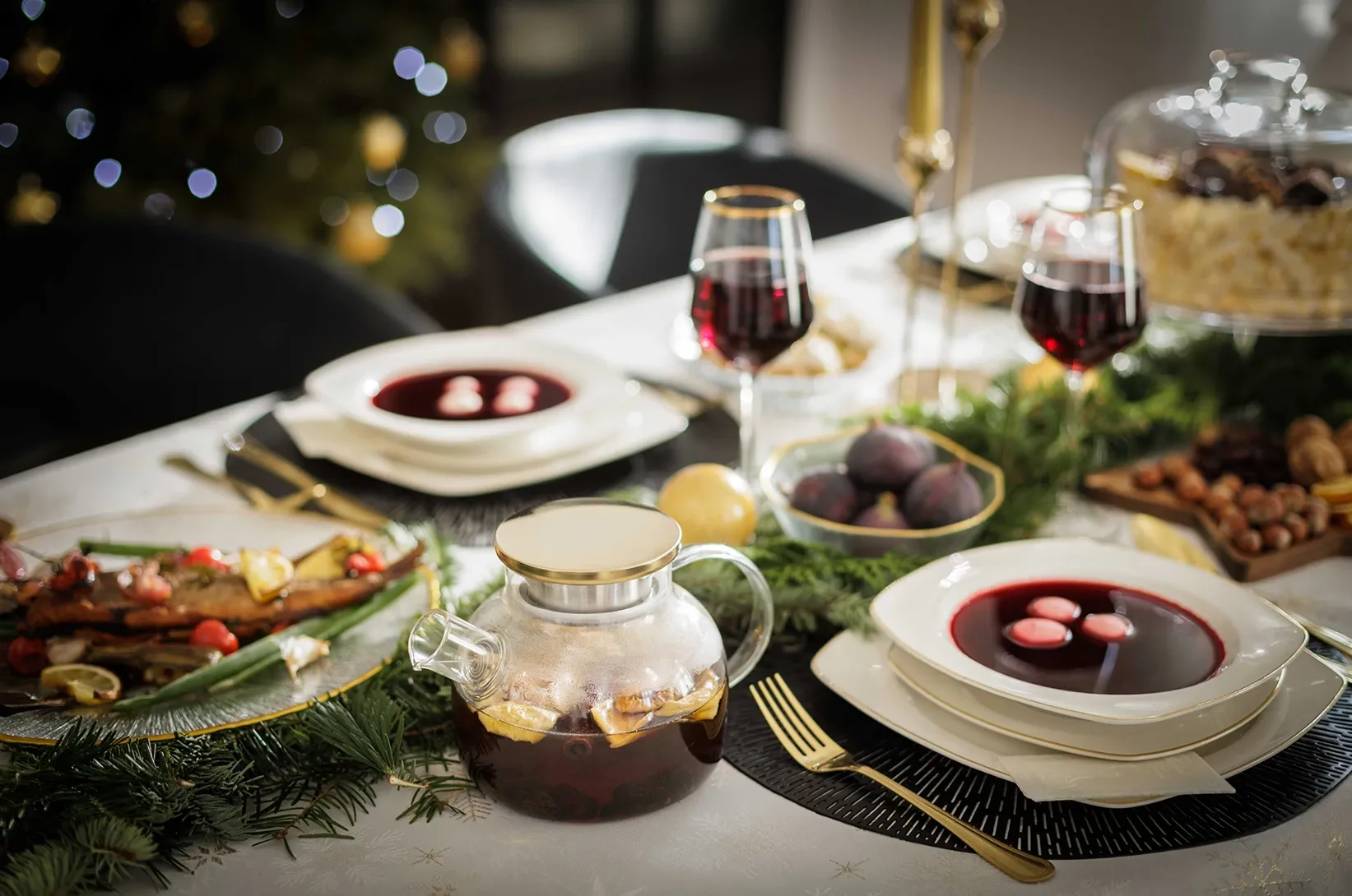 Prostřený sváteční stůl. 