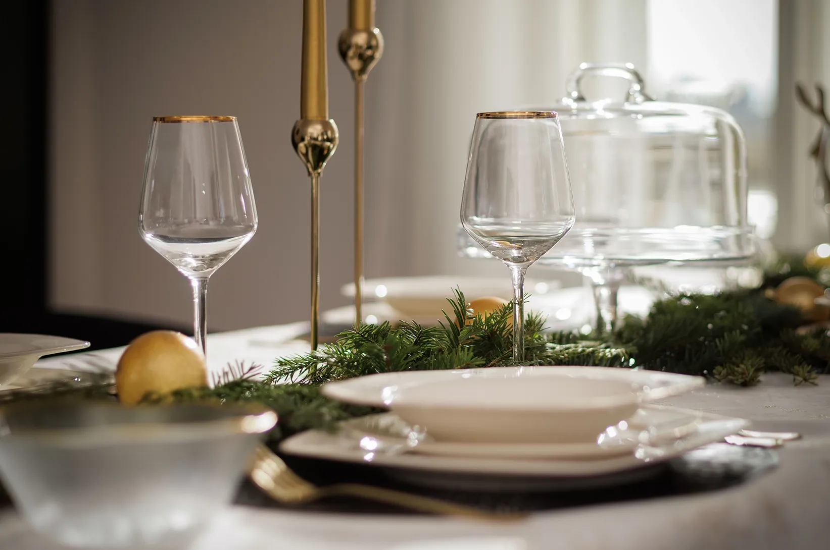 Stůl s vánoční výzdobou. 