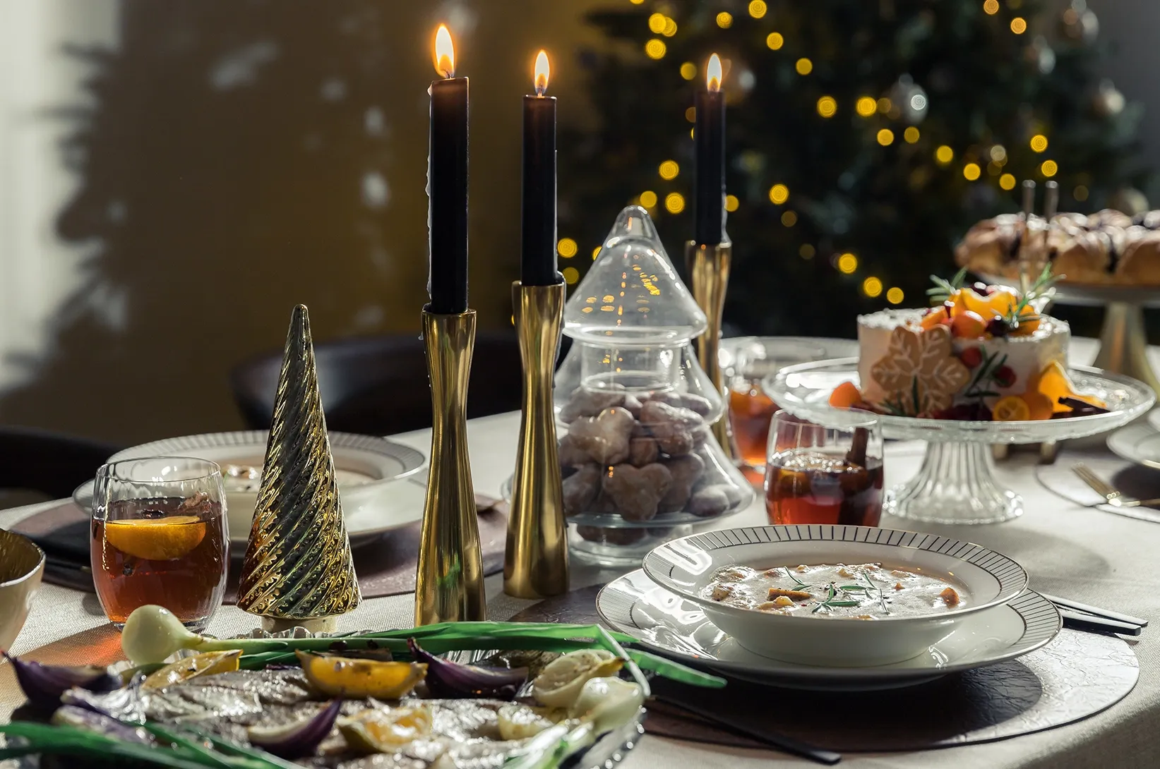 Vánoční dekorace na stole. 