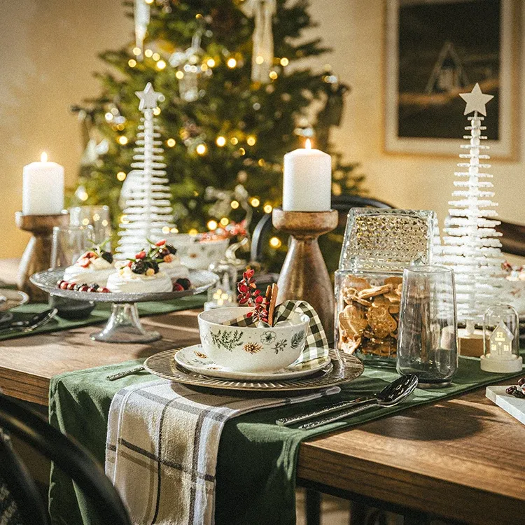 Stůl plný vánočních dekorací. 