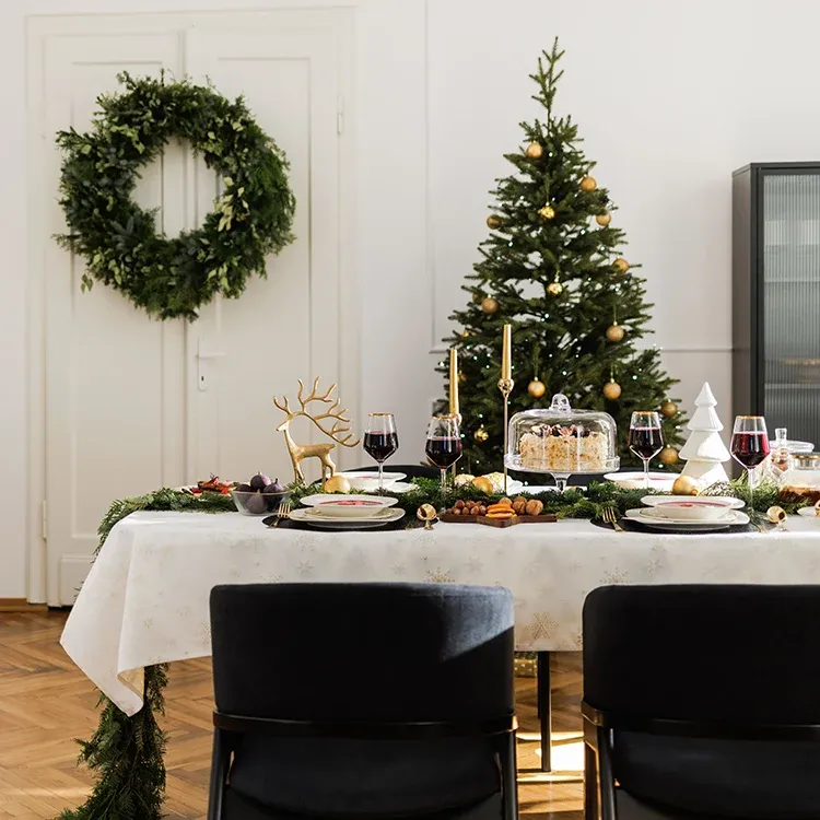 Salon vyzdobený na Vánoce. 